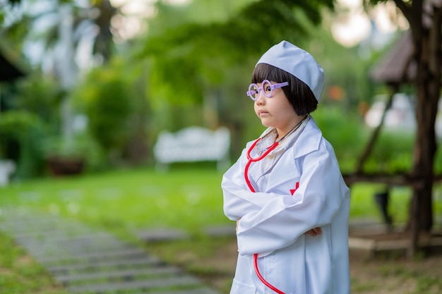 Chica asiática con ropa de médico