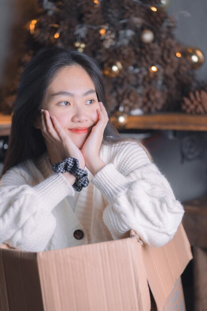 Chica asiática en suéter blanco