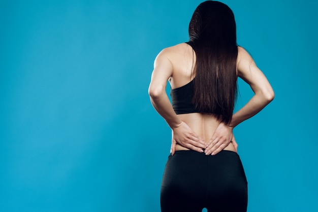 Foto chica asiática está sufriendo el esguince de espalda.