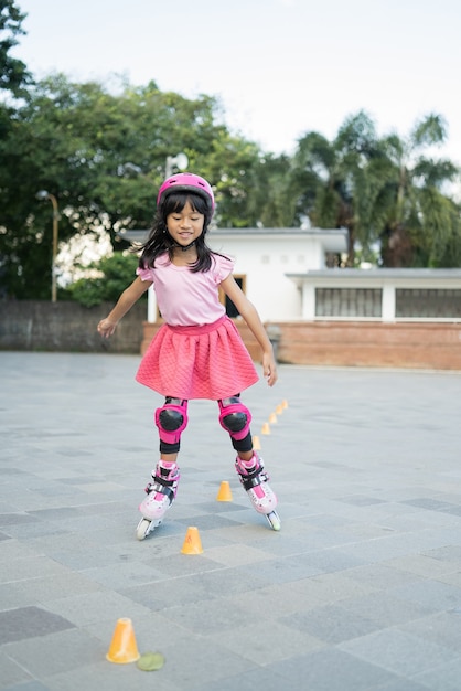 Chica asiática en sus patines en línea
