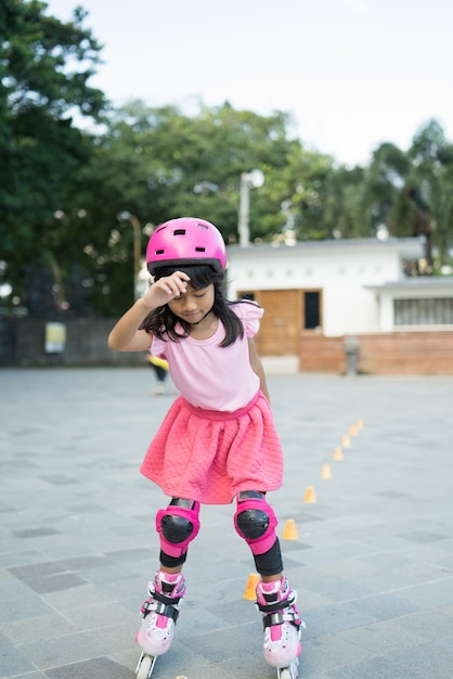 Niña En Patines En Casco En Un Parque Fotos, retratos, imágenes y  fotografía de archivo libres de derecho. Image 37040443