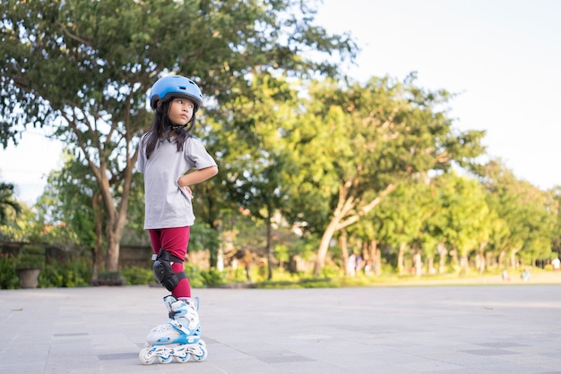 Foto chica asiática en sus patines en línea