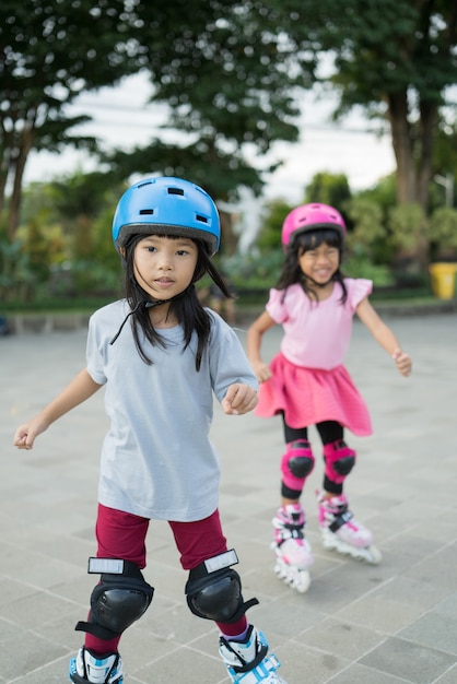 Chica asiática en sus patines en línea