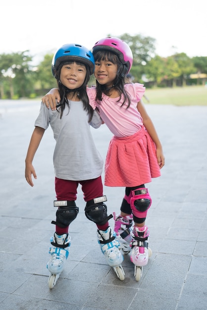 Foto chica asiática en sus patines en línea