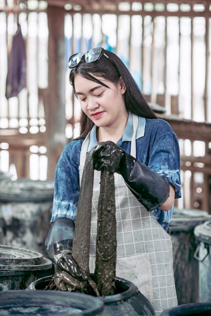 Chica asiática Teñido de tela con índigo natural de Sakon Nakhon