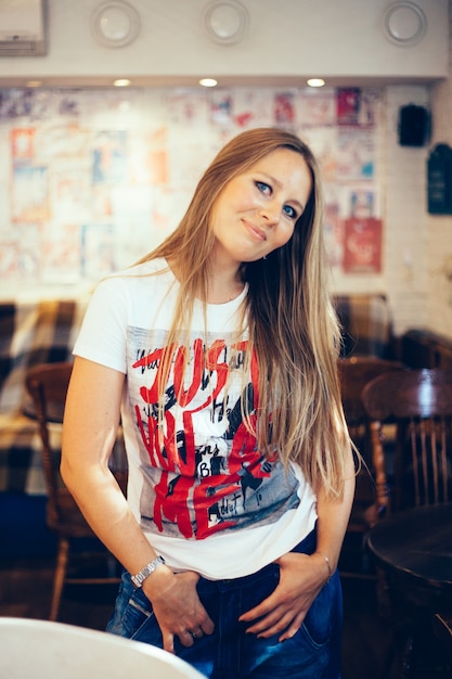 Chica de aspecto europeo en una cafetería, retrato.