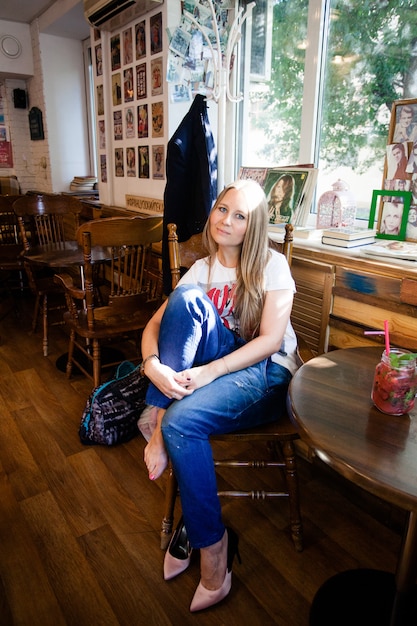 Chica de aspecto europeo en una cafetería, retrato.