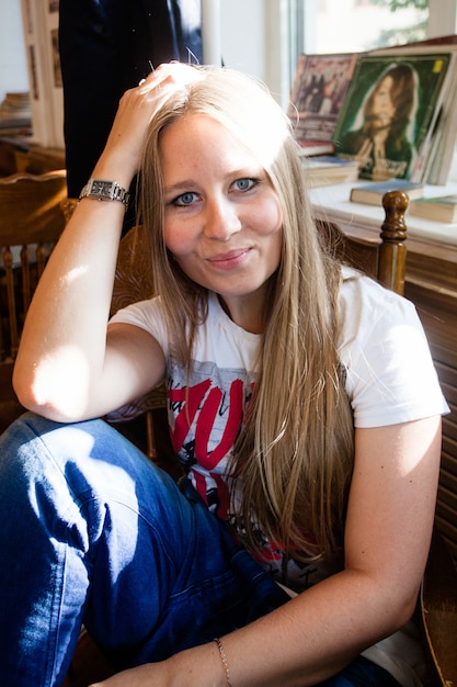 Chica de aspecto europeo en una cafetería, retrato.