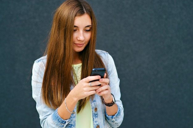 La chica esta atascada en el telefono