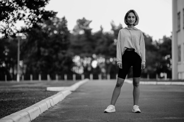 chica atleta involucrada en deportesMujer joven atlética haciendo ejercicios matutinos foto en blanco y negro