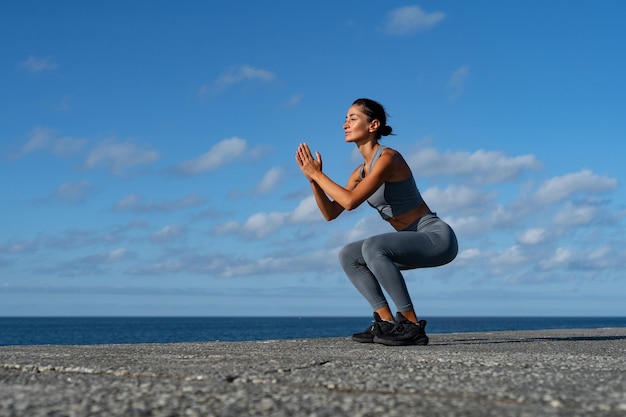 chica atlética morena haciendo ejercicio haciendo ejercicios llevando un estilo de vida saludable