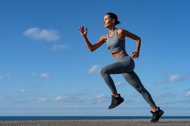 chica atlética morena haciendo ejercicio haciendo ejercicios llevando un estilo de vida saludable