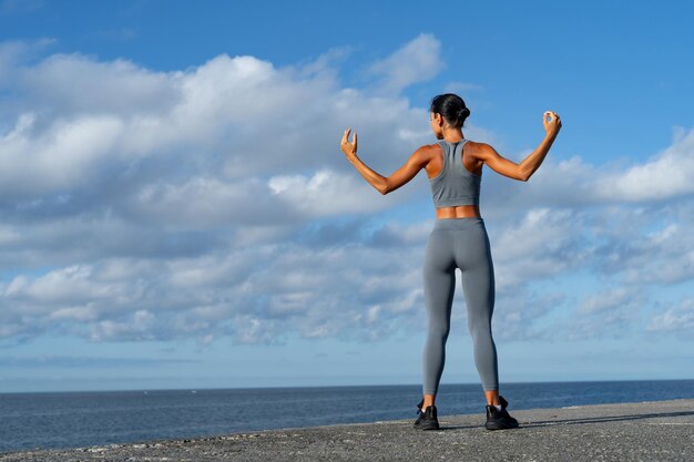 chica atlética morena haciendo ejercicio haciendo ejercicios llevando un estilo de vida saludable