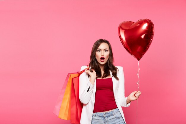 Chica atractiva con bolsas de la compra.