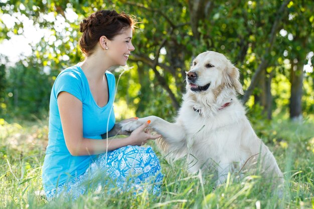 Chica atractiva con perro