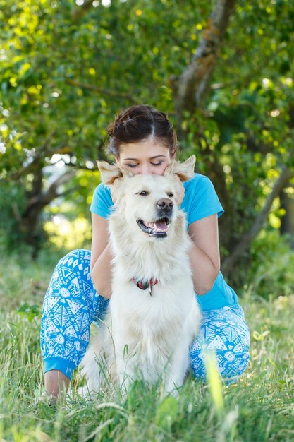 Chica atractiva con perro