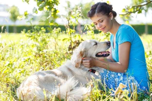 Chica atractiva con perro