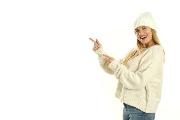 Chica atractiva en ropa de invierno aislada sobre fondo blanco.