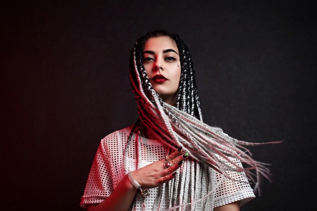 Chica atractiva con trenzas