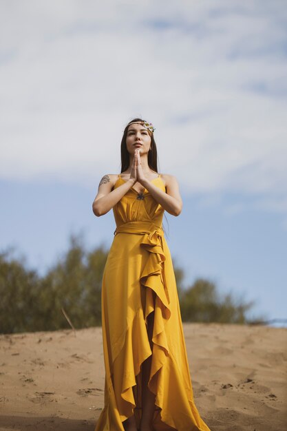 Chica atractiva en el vestido amarillo