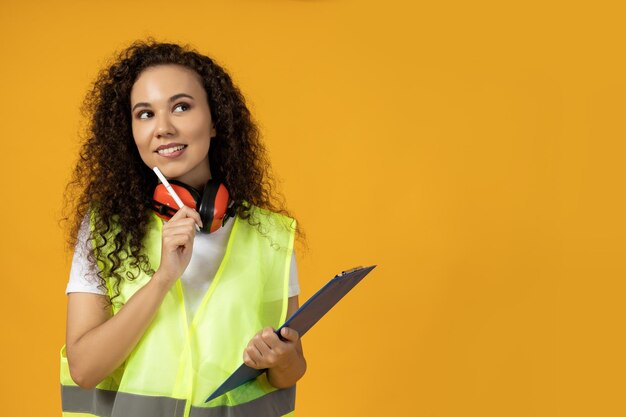 Foto una chica con auriculares absorbentes de ruido y una carpeta.