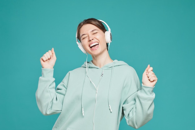 Chica con auriculares bailando sola