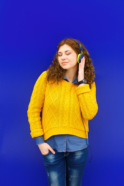 chica en auriculares escuchando musica