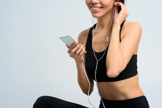 Chica en auriculares está sonriendo