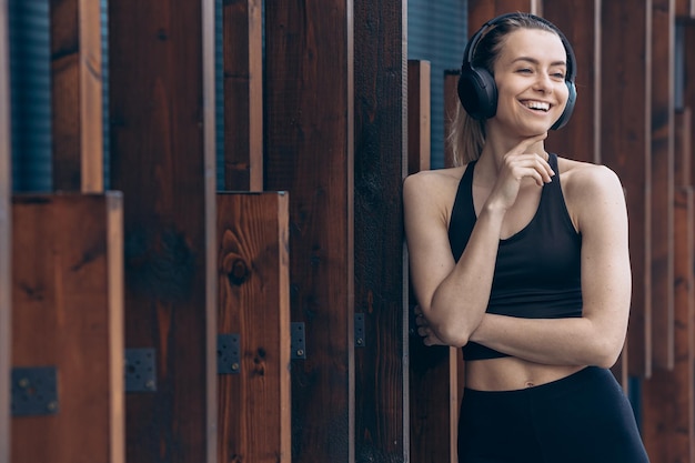 Chica con auriculares mirando a un lado sonriendo