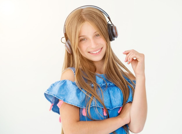 Chica en auriculares