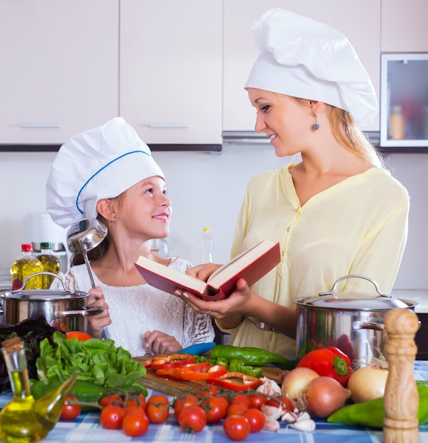 Chica ayudando a la madre a prepararse