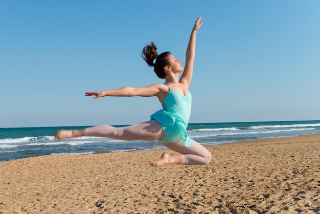 Chica bailando en la playa