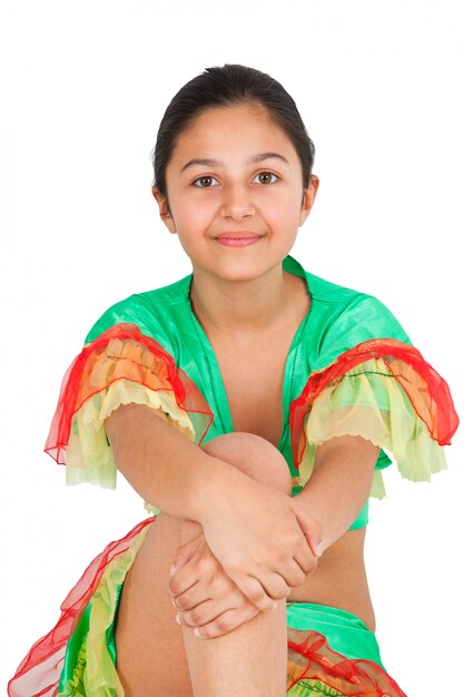 Chica bailando con ropa latinoamericana.