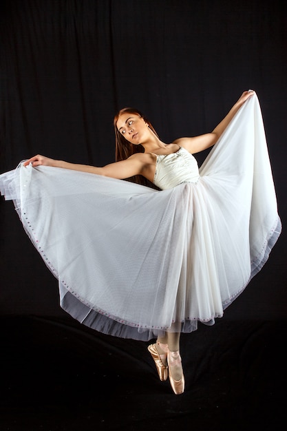 la chica bailando en vestido blanco