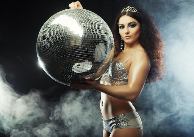 Chica bailarina en humo con bola de discoteca