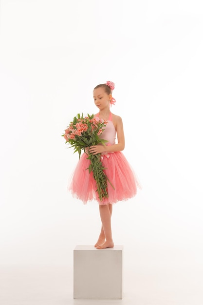 Chica bailarina en un tutú con flores.