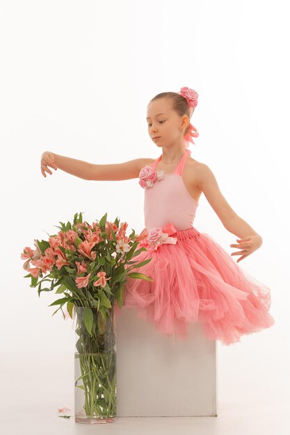 Chica bailarina en un tutú con flores.