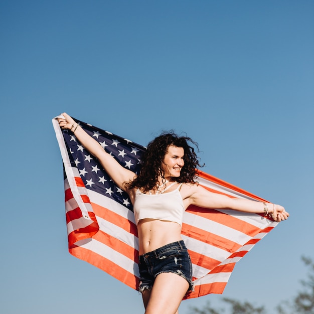 Chica con una bandera americana Día de la independencia