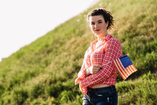 Foto chica con una bandera americana día de la independencia