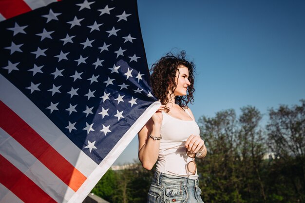 Foto chica con una bandera americana día de la independencia