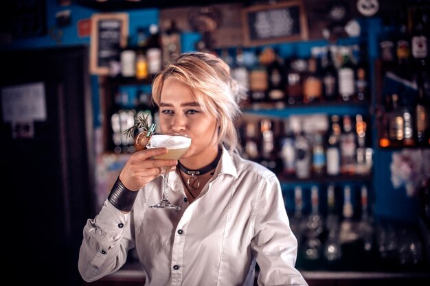 Chica bartender crea un cóctel en el porterhouse