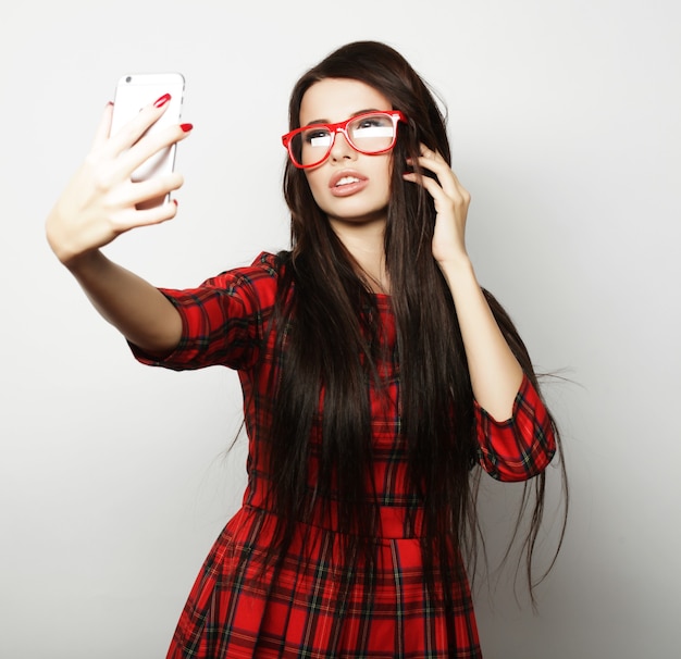 Chica bastante hipster tomando selfie. Joven y feliz.