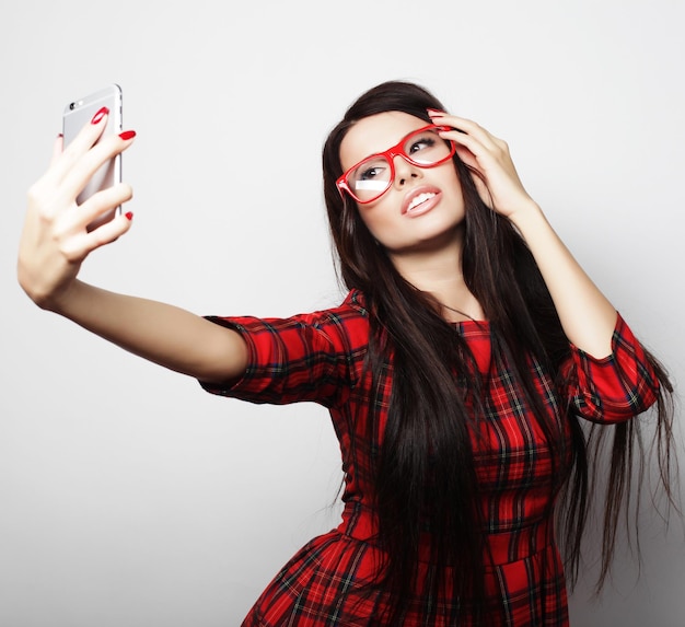 Chica bastante hipster tomando selfie joven y feliz