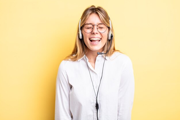 Chica bastante rubia gritando agresivamente, luciendo muy enojada. concepto de auricular