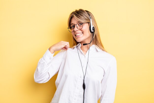 Chica bastante rubia que parece arrogante, exitosa, positiva y orgullosa. concepto de auriculares