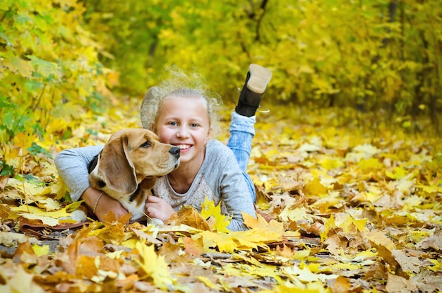 Chica con beagle