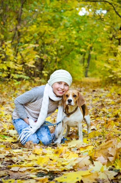 Chica con beagle