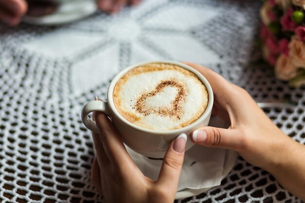 Chica bebe café con dulces de chocolate en un café