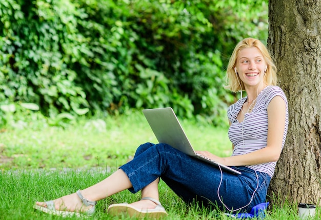 Chica bebe café para ir Relájate en el parque mujer moderna con computadora al aire libre verano en línea Gráfico matutino Mujer bonita bebiendo café para llevar chica trabaja en la computadora portátil Preparándose para los exámenes