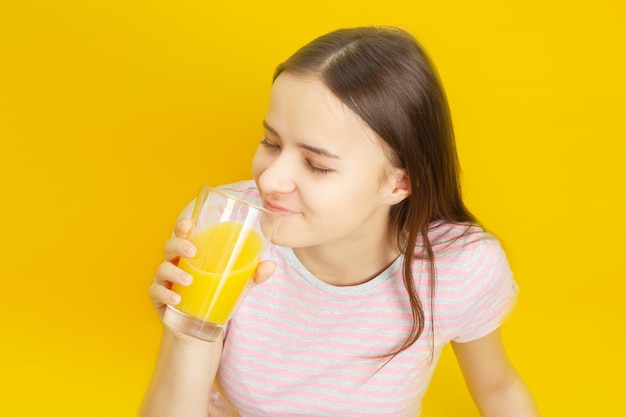 Chica bebe jugo de naranja